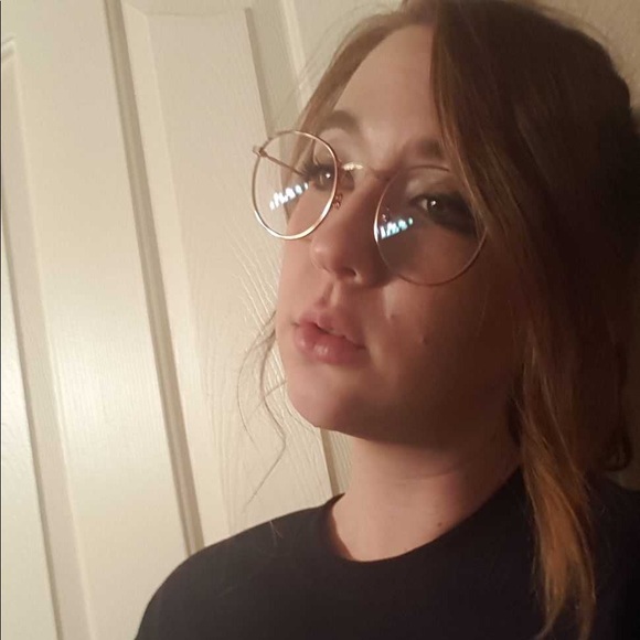 Profile Picture of Bailey Kahue (@_bayskees_) on Poshmark