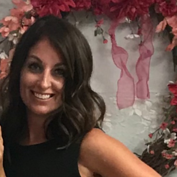 Profile Picture of Tonya Donahue (@tdona80) on Poshmark