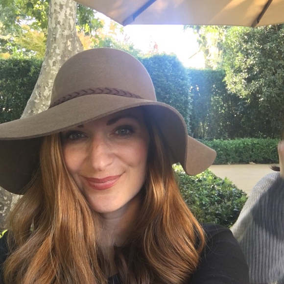 Profile Picture of Julia Lyon bagy (@jlyono) on Poshmark