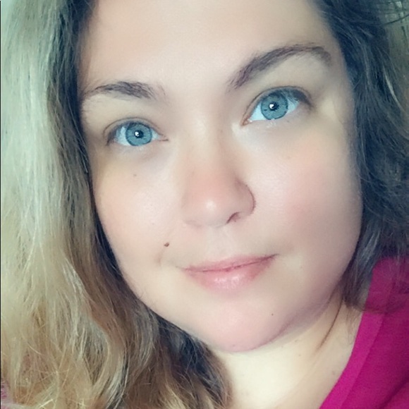 Profile Picture of Aly Rowles (@akemler) on Poshmark