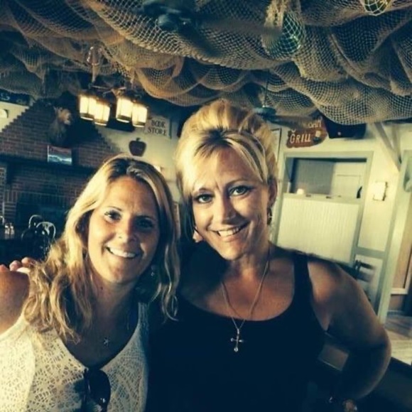 Profile Picture of Julianne Brewer vonbartheld (@jvonbrew) on Poshmark