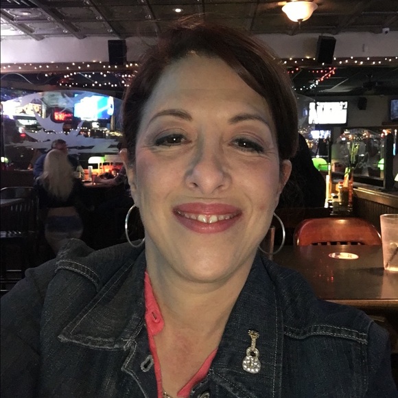 Profile Picture of Paula Mora (@pmora2112) on Poshmark