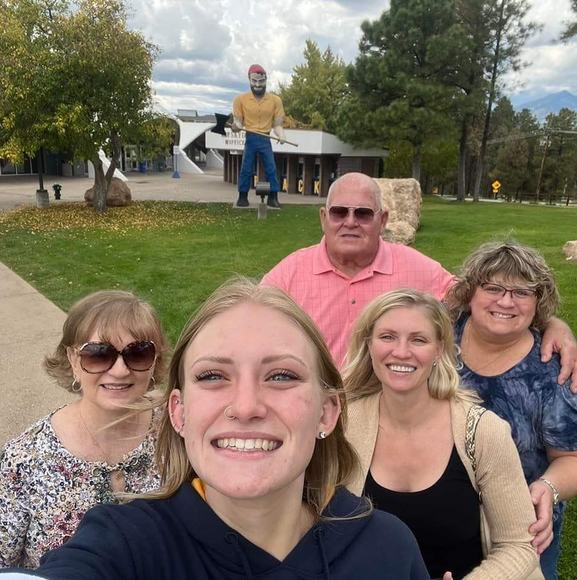 Profile Picture of Kelly Isiminger (@abcd123mnbvc) on Poshmark