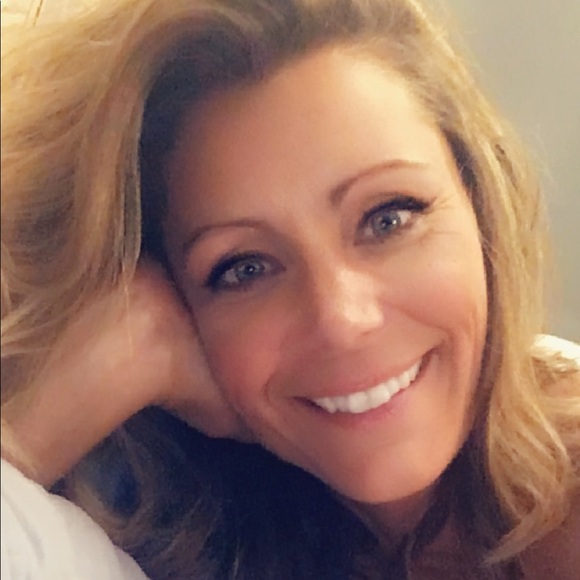 Profile Picture of Anita Elsaesser (@anita_elsaesser) on Poshmark