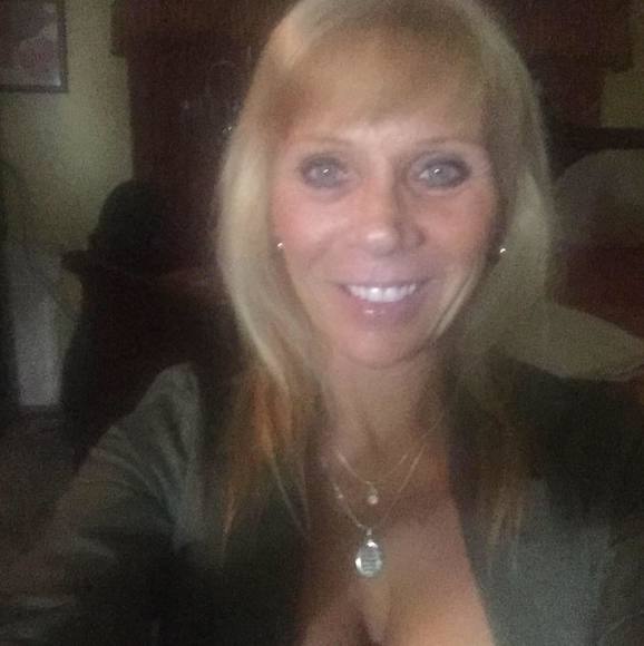 Profile Picture of Robin Freeman (@flowerrobin41) on Poshmark