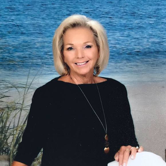 Profile Picture of Carolyn Wessinger (@c_wessinger) on Poshmark