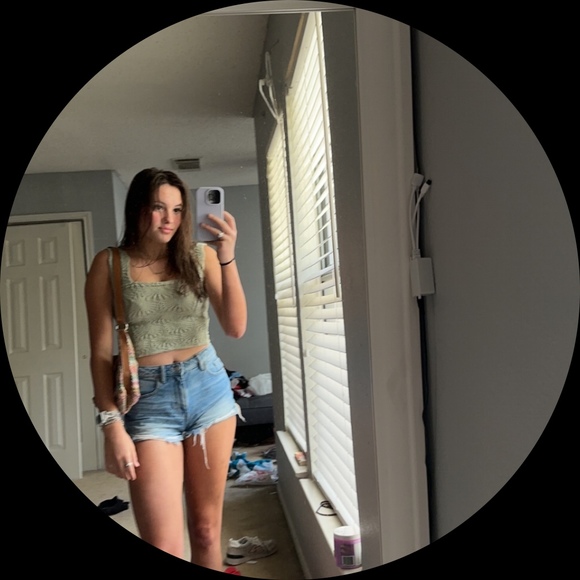 Profile Picture of Avery Baldwin (@baldwinavery3) on Poshmark