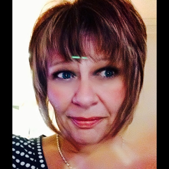 Profile Picture of Donna Hall (@bubblesb55) on Poshmark