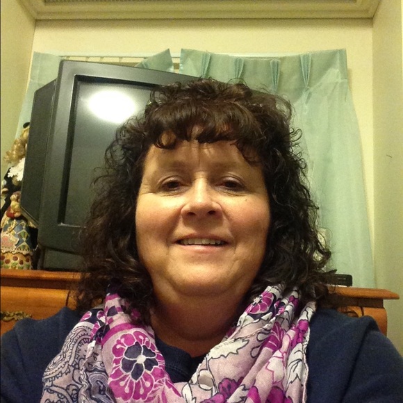 Profile Picture of Carolyn Keehner (@cakeehner) on Poshmark