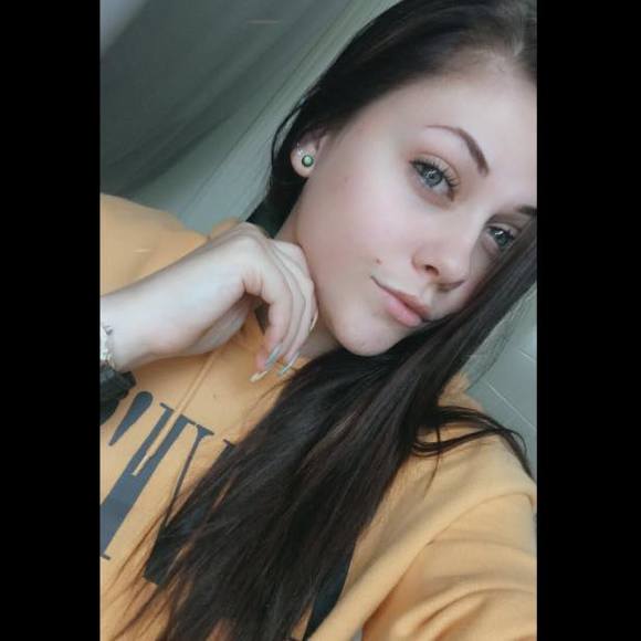 Profile Picture of Rachel Howie (@rachel_howie) on Poshmark