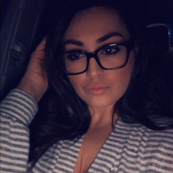 Profile Picture of Gloria Colvin (@gloriacolvin) on Poshmark