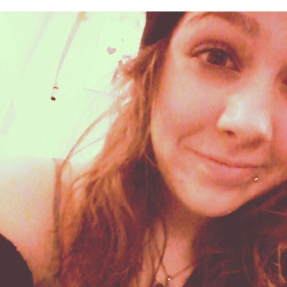 Profile Picture of Katie Epps (@katiebabii03) on Poshmark