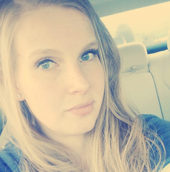 Profile Picture of Alexandria Arndt (@alexxandriia00) on Poshmark