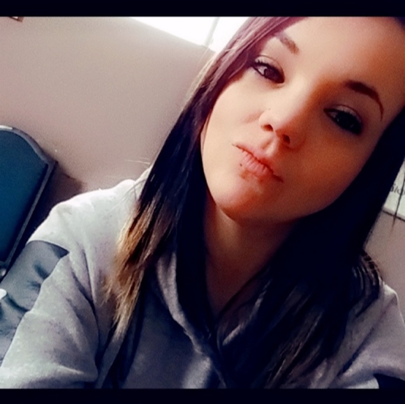 Profile Picture of Danielle Helm (@daniellehelm891) on Poshmark