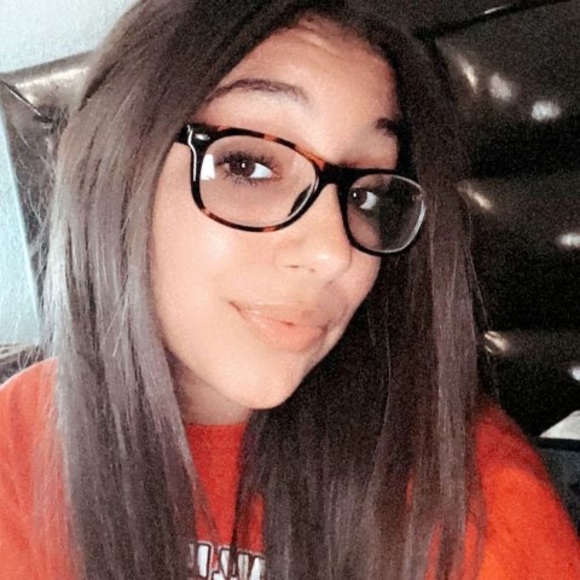Profile Picture of Alanna Plassman (@alanna_plassman) on Poshmark