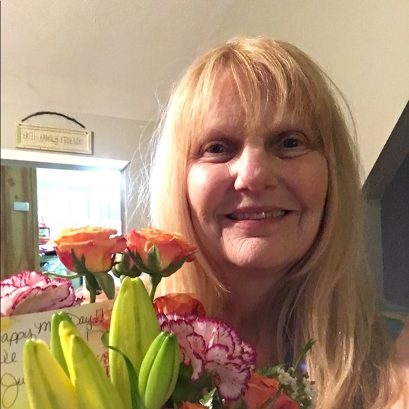 Profile Picture of Jeannie Hoyle (@jeanniehoyle) on Poshmark