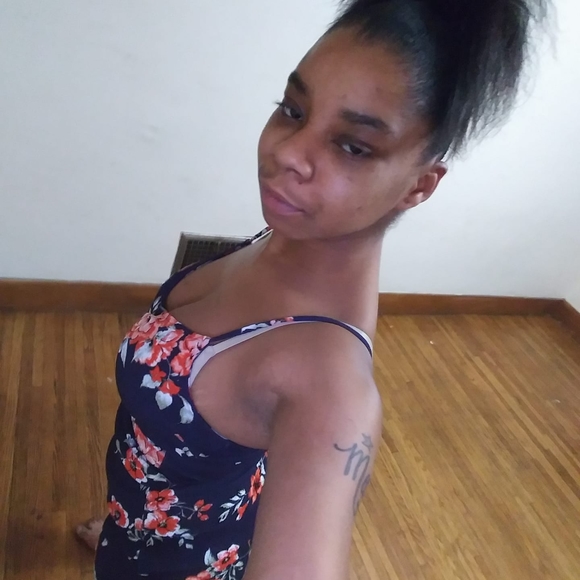 Profile Picture of Amanda Allday (@mandybadass) on Poshmark