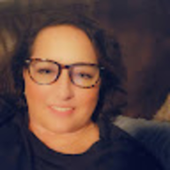Profile Picture of Jennifer Vineyard (@jennifervineyar) on Poshmark