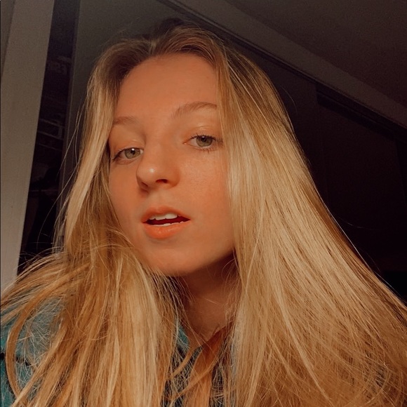 Profile Picture of Halle Mcgarrigle (@hallemcgarrigle) on Poshmark