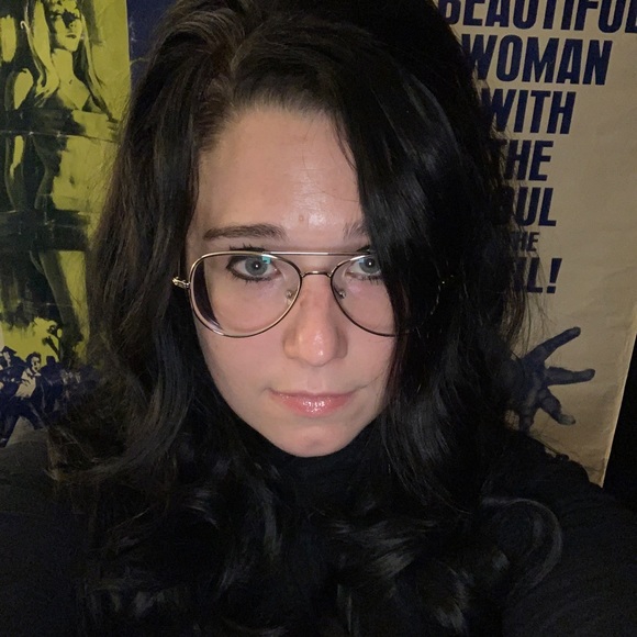 Profile Picture of Samantha Hamlow (@samlow84) on Poshmark