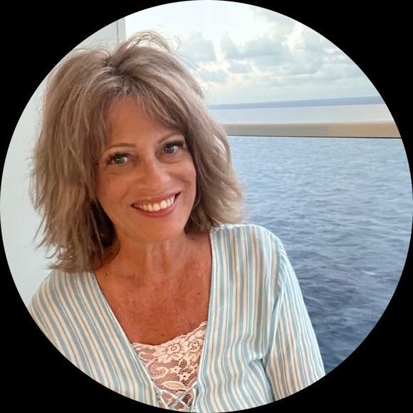 Profile Picture of Laurie Cohrs (@lscohrs1982) on Poshmark