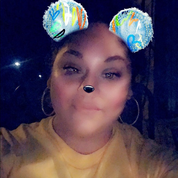 Profile Picture of Christiana Largent (@christiana1220) on Poshmark