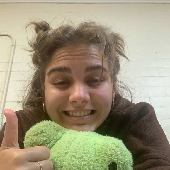 Profile Picture of Mattie Mencer (@mattiemencer) on Poshmark