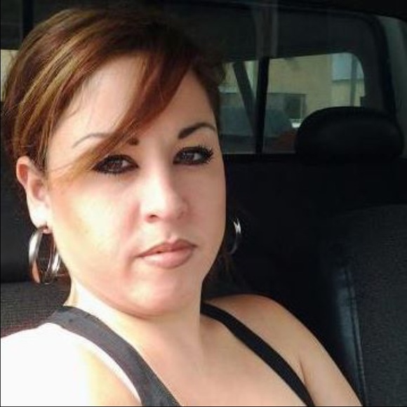 Profile Picture of Iris Garcia (@irisgarcia321) on Poshmark