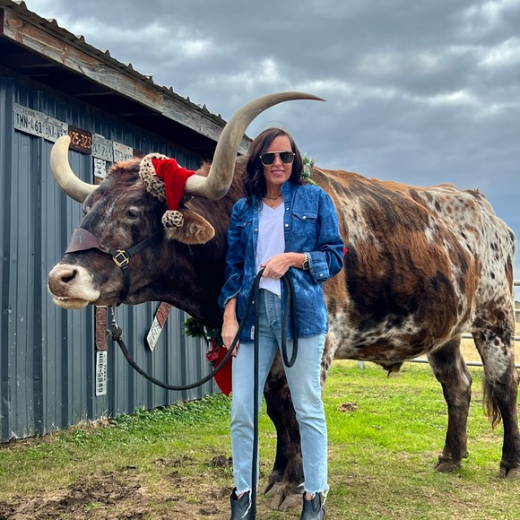 Profile Picture of Tina Meyer (@tinameyer) on Poshmark