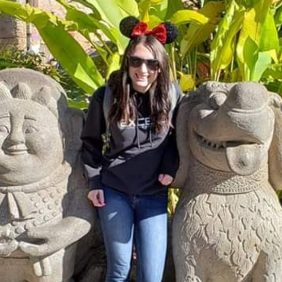 Profile Picture of Amanda Perreault (@aperreault26) on Poshmark