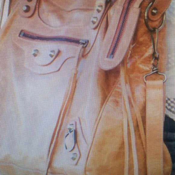 Tam Lee - Poshmark Profile Picture of Tam Lee (@buymyclothesdd) on Poshmark