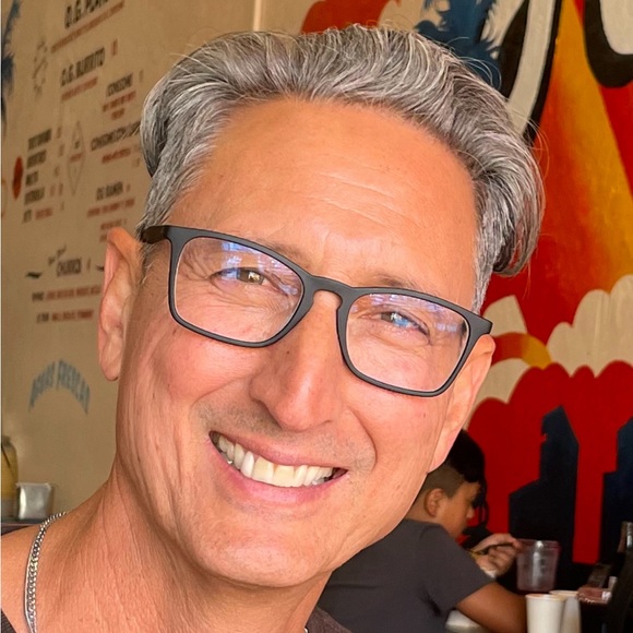 Profile Picture of Chris Fabrizio (@the4fabs) on Poshmark