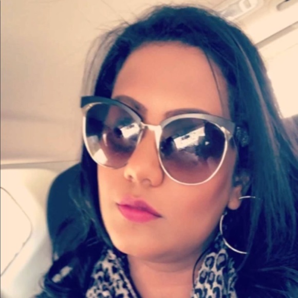 Profile Picture of Maureen Boxer (@moboxer) on Poshmark