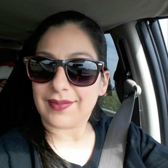 Profile Picture of Yvette Garate (@garate_yvette) on Poshmark