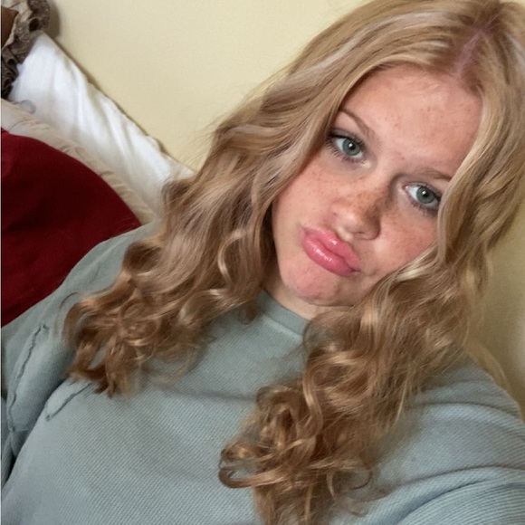 Profile Picture of Ella Chisholm (@ellachisholm341) on Poshmark