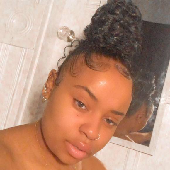 Profile Picture of Jenae Whiley (@jjsisters4ever) on Poshmark