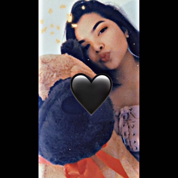 Profile Picture of Julia Rubio (@julia20rubio) on Poshmark
