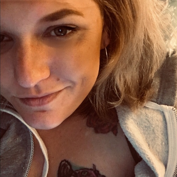 Profile Picture of Kati Dodes (@dizziek) on Poshmark