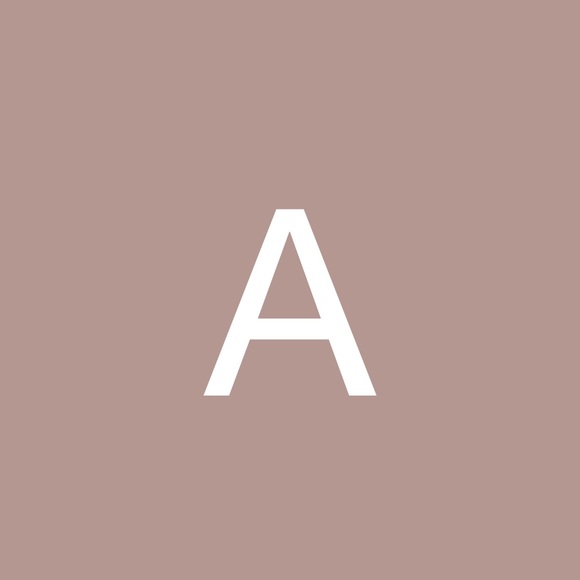 Profile Picture of Arusha (@arushabourke) on Poshmark