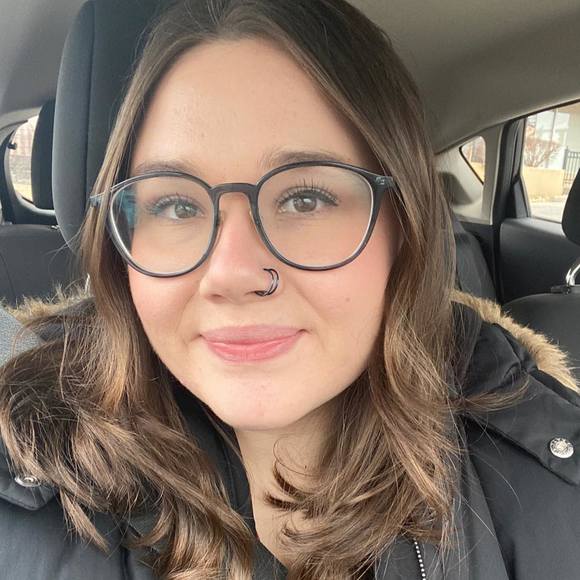 Profile Picture of Emily Merhaut (@emilymerhaut) on Poshmark