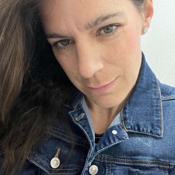 Profile Picture of Lisa Janssen (@ljanssen80) on Poshmark