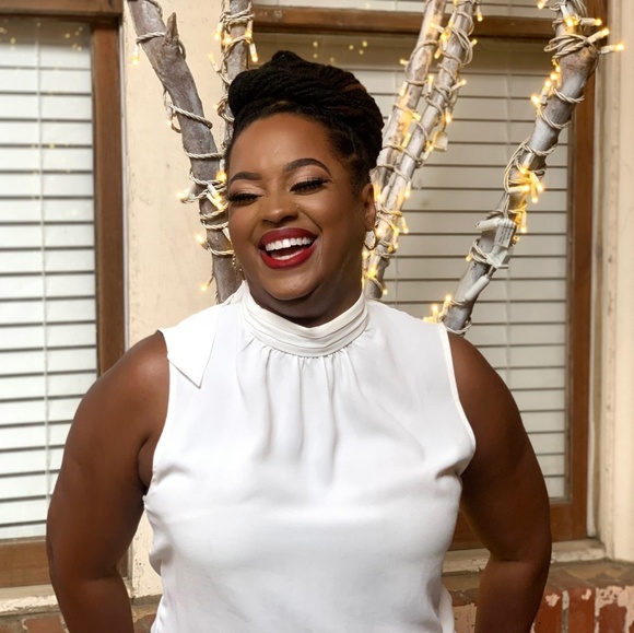 Profile Picture of Dee Ponton (@devaria10) on Poshmark