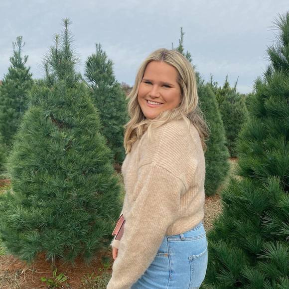 Profile Picture of Leah Bonczewski (@leahbon98) on Poshmark
