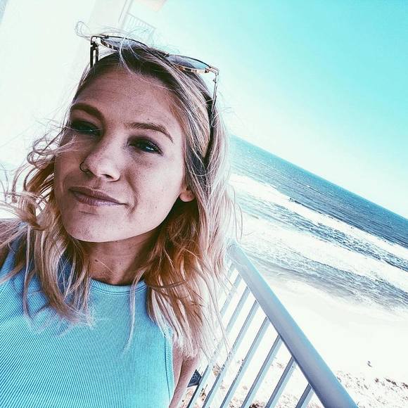 Profile Picture of Lucy Dyer (@ldyer16) on Poshmark