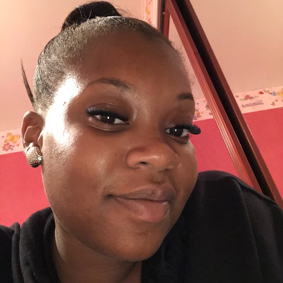 Profile Picture of Simone Oliver (@wildolchild) on Poshmark