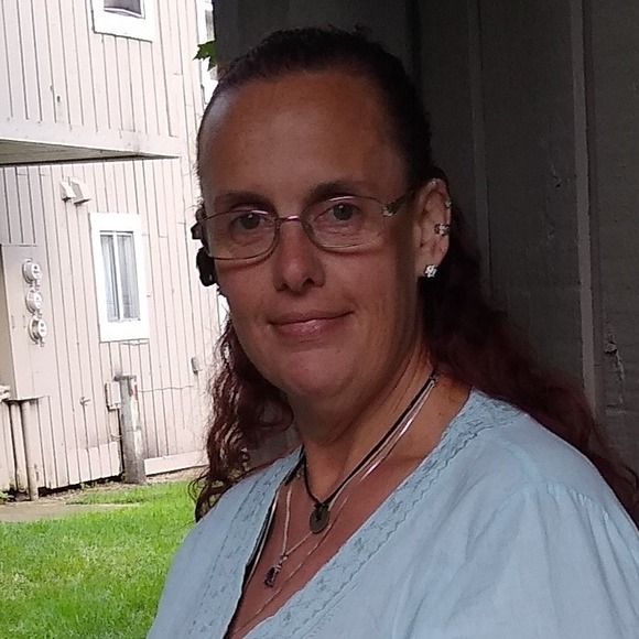 Profile Picture of Julia Graeber gambee (@jlgambee) on Poshmark