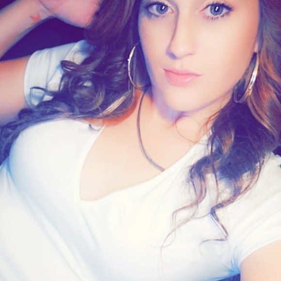 Profile Picture of Sumer Turner (@sumerturner9) on Poshmark