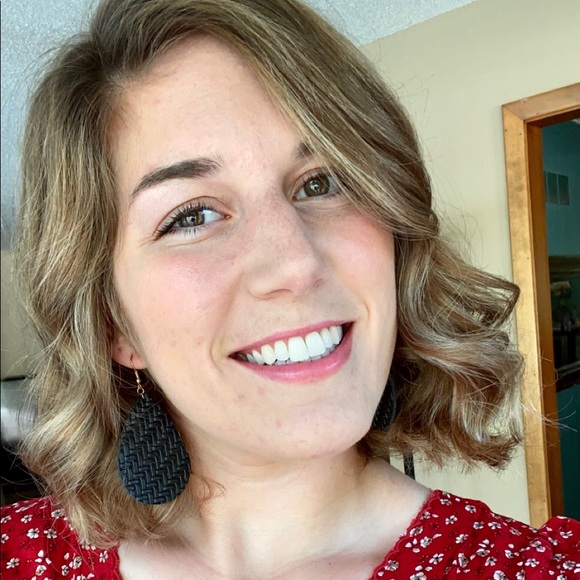 Profile Picture of Rae Schwarting (@raeschwarting) on Poshmark