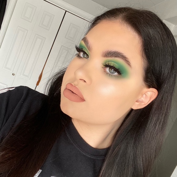 Profile Picture of Ashley Read (@ashleycantread) on Poshmark