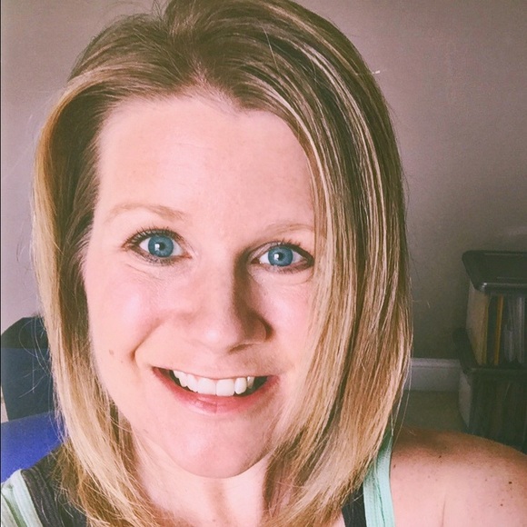 Profile Picture of Steph Denoyer (@momdevdyl2) on Poshmark